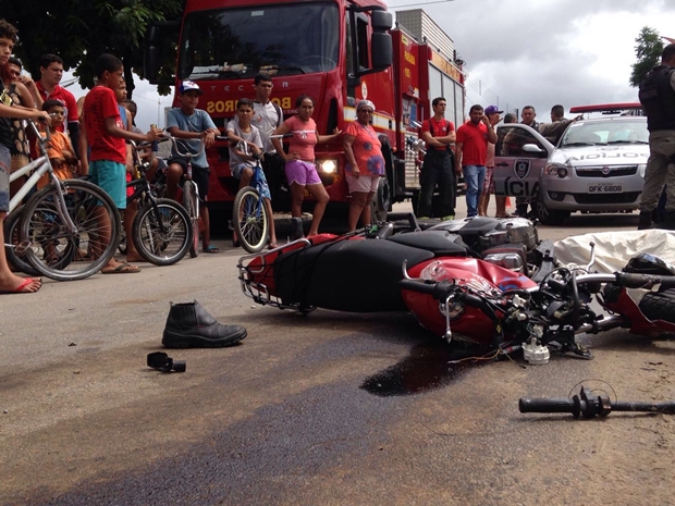 Motociclista bateu de frente em caminhão na manhã desta quarta-feira (6) em João Pessoa (Foto: Walter Paparazzo)