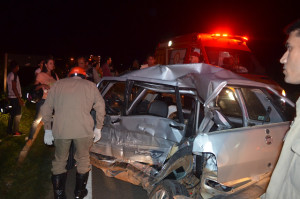 Carro ficou parcialmente destruído após ser atingido por uma carreta  (Foto: Ângelo Lima/Arquivo Pessoal)