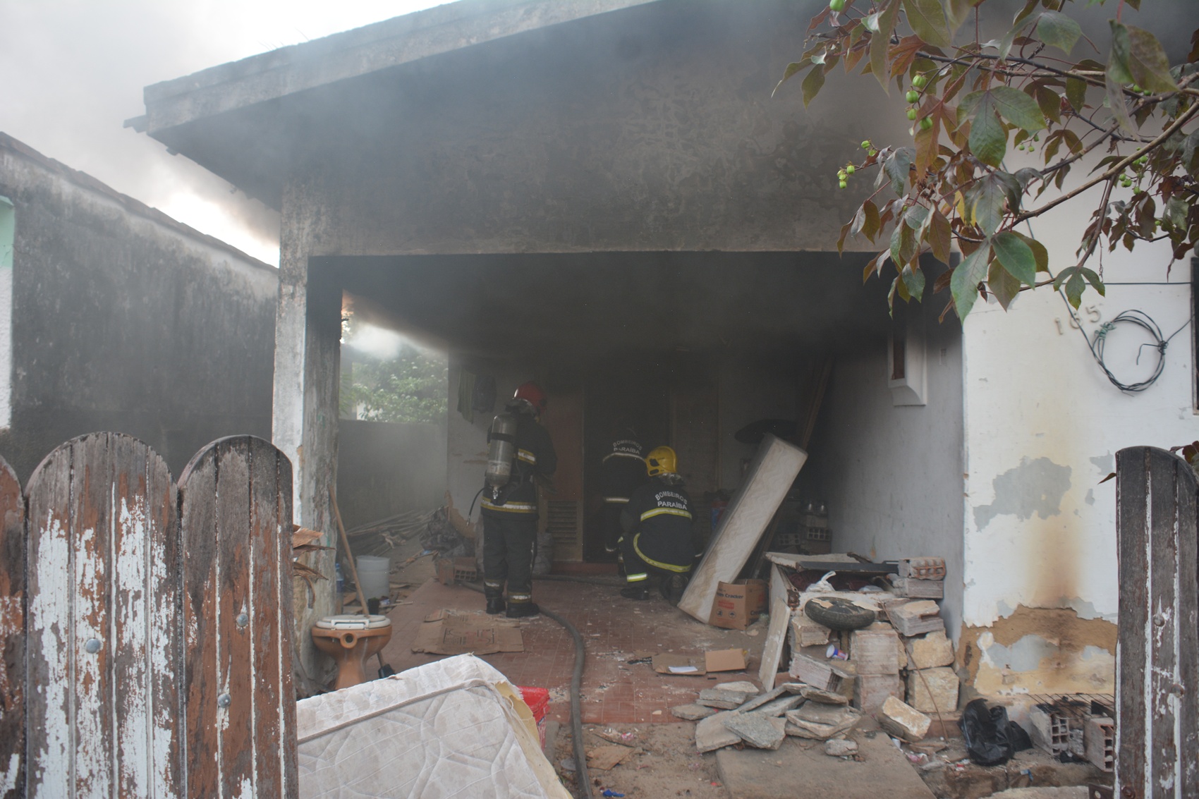 Dono da casa disse que acordou com o barulho dos estalos causados pelas chamas (Foto: Walter Paparazzo)