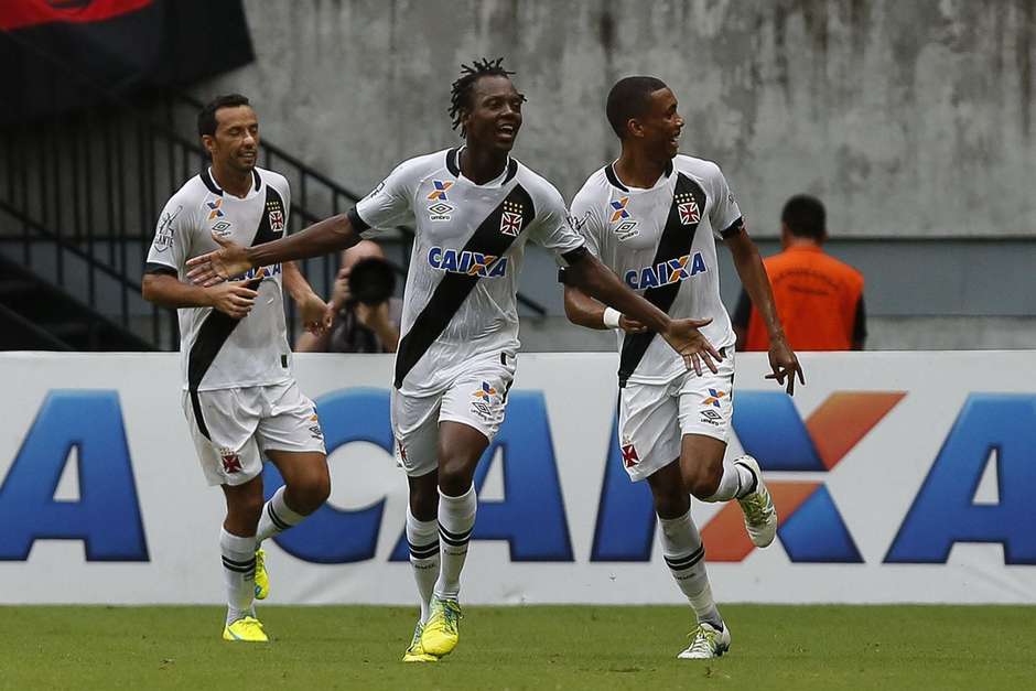 Andrezinho do Vasco comemora seu gol durante partida contra o Flamengo (Foto: Bruno Kelly/AGIF)