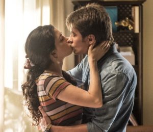 Olívia Torres (Débora) e Raphael Sander (Charles) em cena de Totalmente Demais