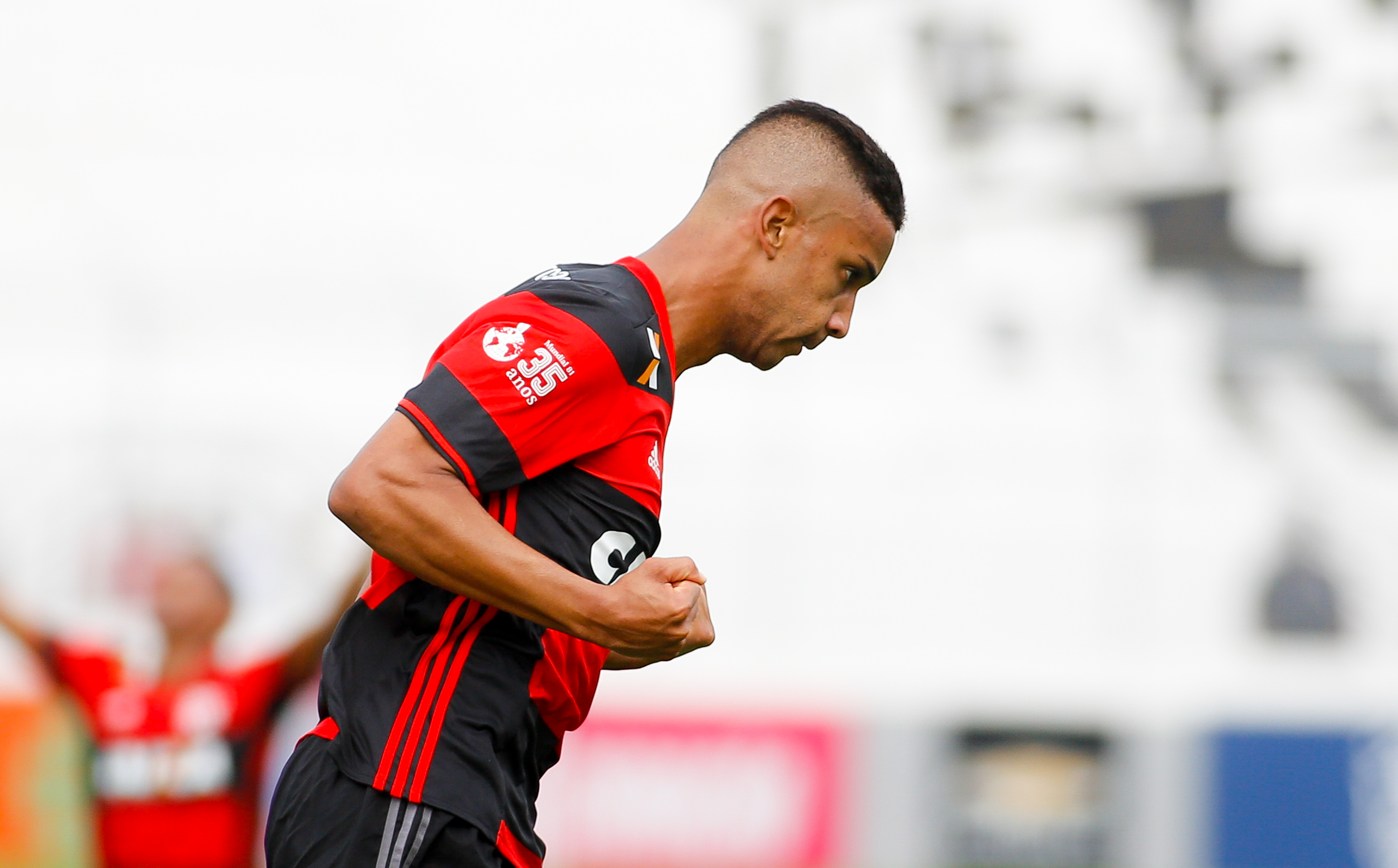 Jorge celebra gol da virada rubro-negra em Campinas (Foto: Agência Estado)