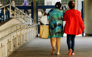 Adolescente de 16 anos deixa o hospital Souza Aguiar com a mãe após estupro coletivo no Rio (Foto: Gabriel de Paixa/Agência O Globo)