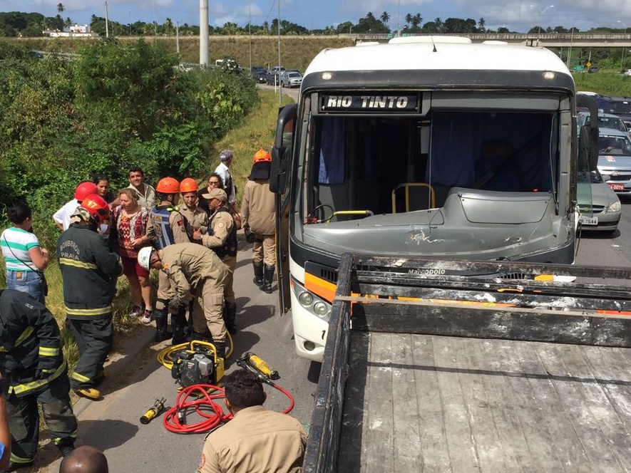 Acidente envolveu ônibus que tinha cerca de 30 passageiros (Foto: Walter Paparazzo)