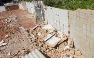 Três pessoas faziam a limpeza do terreno quando uma viga e uma parede cederam e caíram em cima de um deles, em João Pessoa (Foto: Walter Paparazzo)