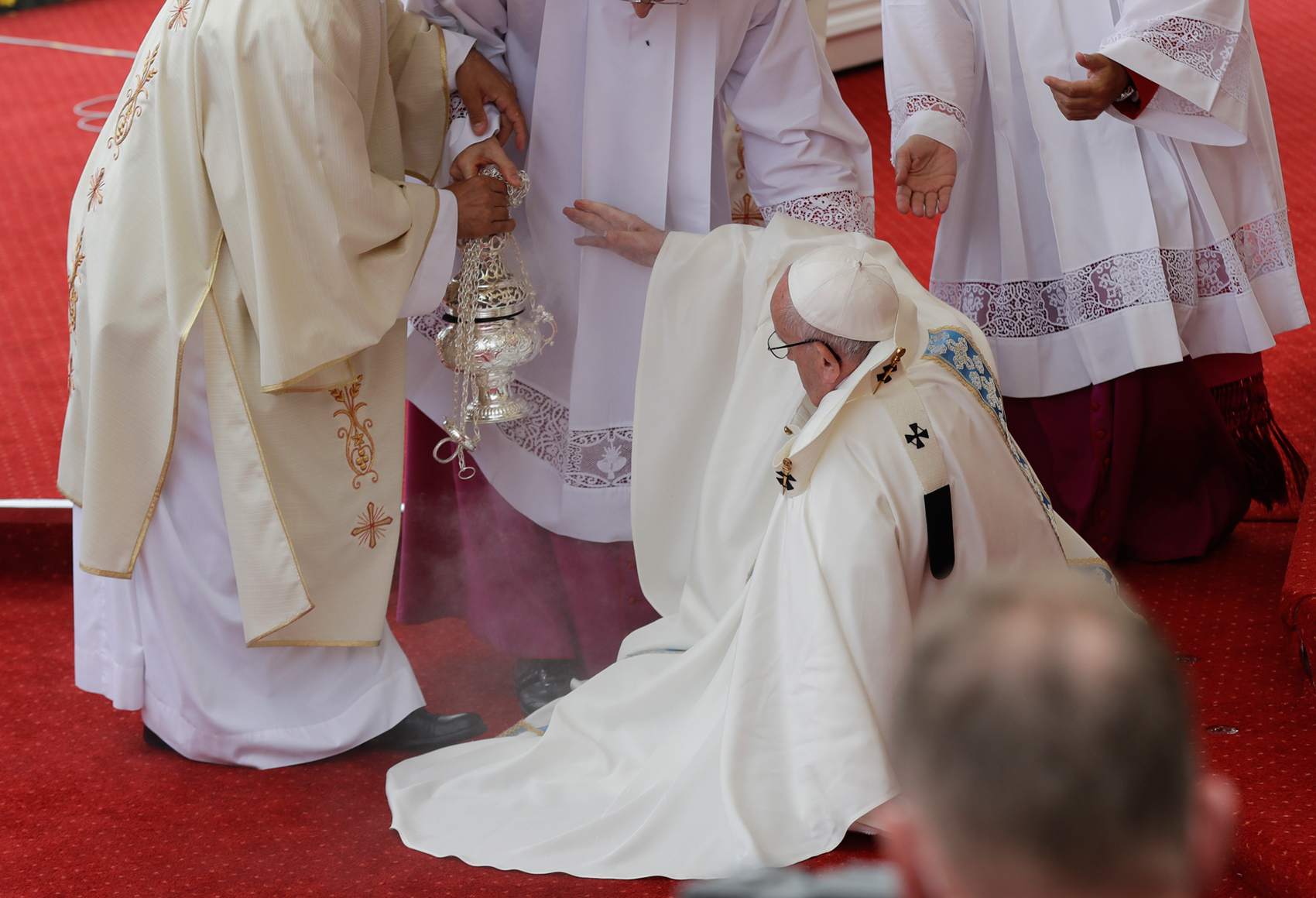 Papa Francisco caiu durante missa na Cracóvia, na Polônia, nesta quinta-feira (28) (Foto: Gregorio Borgia/AP)