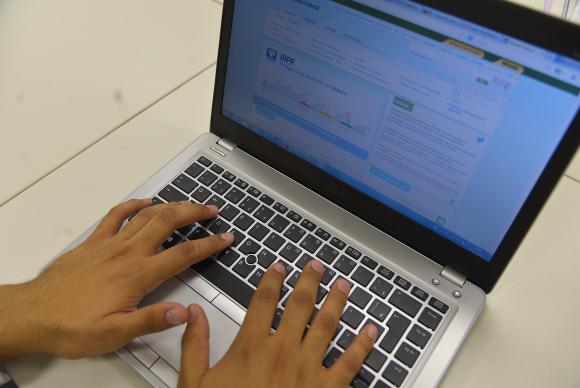 Para saber se teve a declaração liberada, o contribuinte deverá acessar a página da Receita na Internet ou ligar para o Receitafone 146