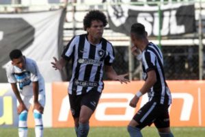 Camilo abriu o placar ainda no primeiro tempo com um golaço de bicicleta (Foto: Paulo Sergio)