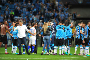 Renato e Carol de mãos dadas no gramado da Arena (Foto: Wesley Santos / Agência PressDigital)