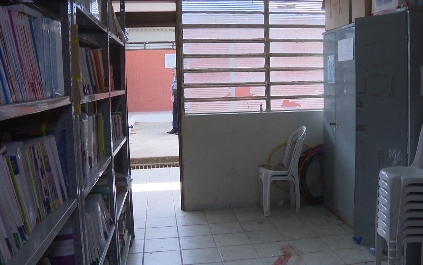 Corpo do vigilante foi achado dentro de uma sala em uma escola estadual no bairro dos Cuités, em Campina Grande (Foto: Reprodução/TV Paraíba)