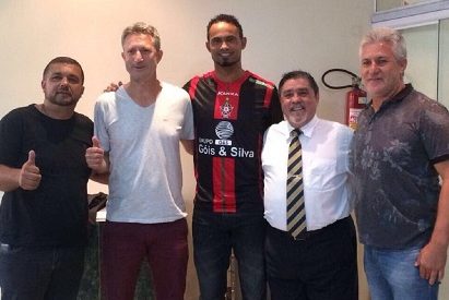 Bruno posa com a camisa do Boa, ao lado de advogado, empresário e dirigentes do clube mineiro (Foto: Divulgação)