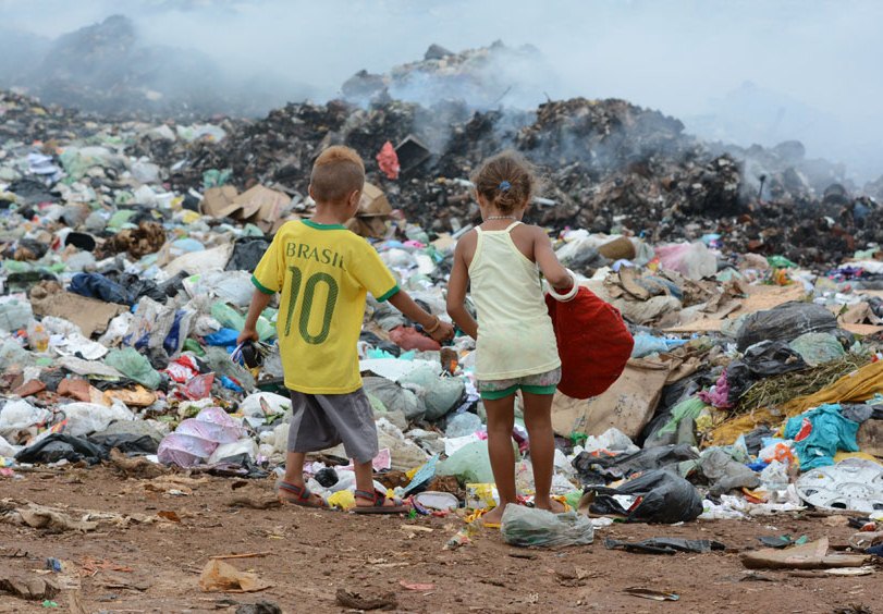 Resultado de imagem para foto de pessoa no lixÃ£o