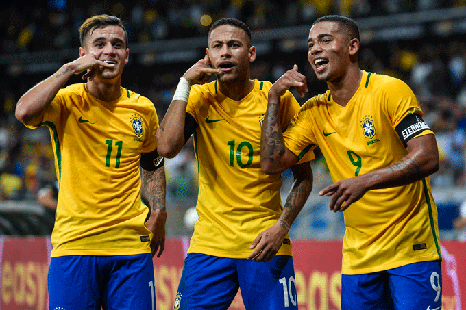 Os jogadores Neymar, Philippe Coutinho e Gabriel Jesus comemoram gol contra Argentina em novembro de 2016 (Pedro Vilela/Getty Images)