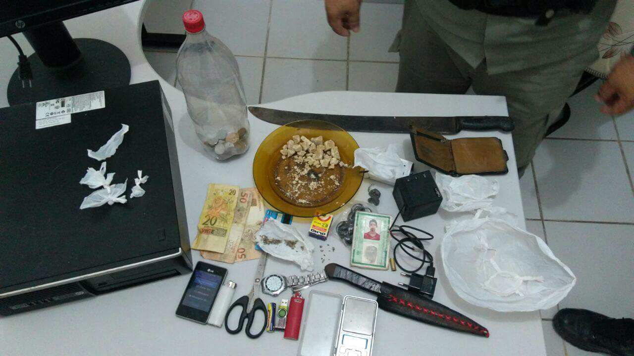 Droga foi encontrada no interior da residência durante a averiguação policial (Foto: Divulgação/Polícia Militar)