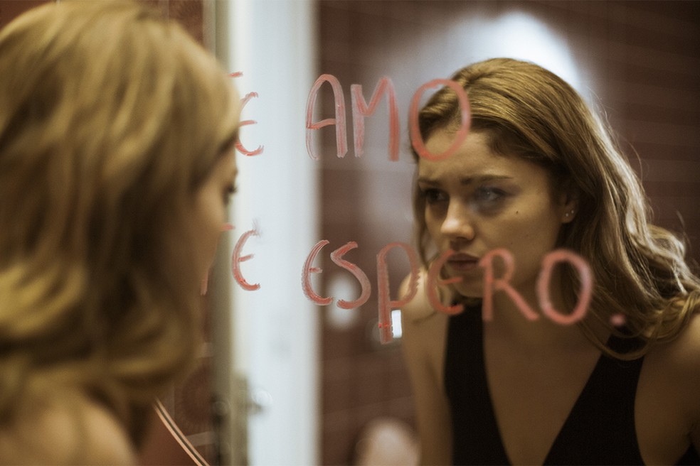 Alice (Sophie Charlotte) na cena que encontrou declaração do marido no seu espelho