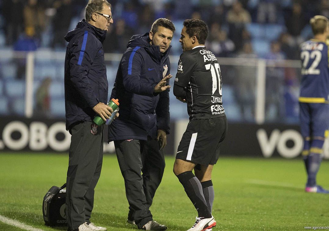 Jadson precisou deixar o campo aos 14 minutos do primeiro tempo (Foto: Daniel Augusto Jr/Corinthians)