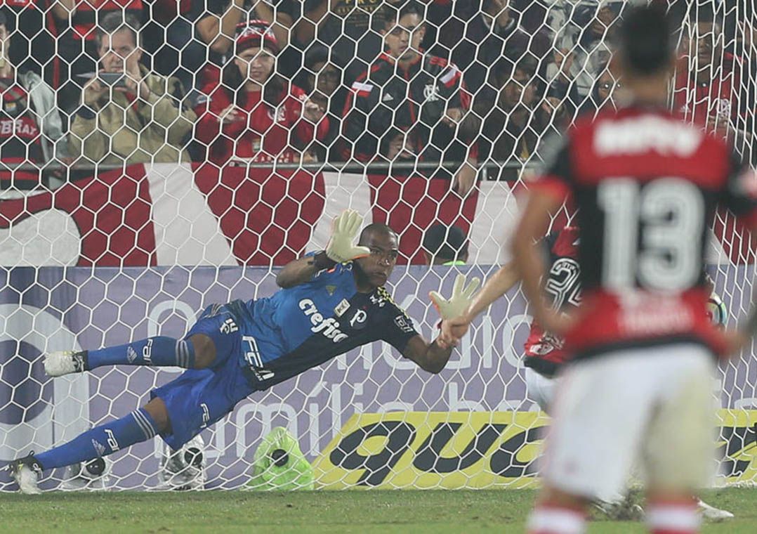 Jailson defende pênalti de Diego no empate do Palmeiras contra o Flamengo (Foto: Cesar Greco/Palmeiras)