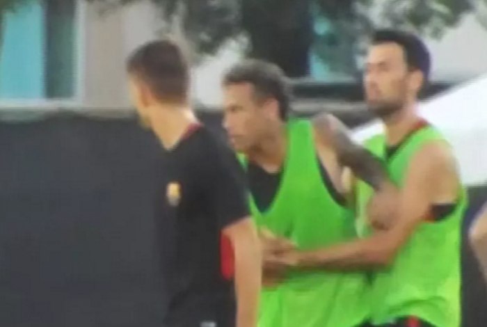 Neymar briga com Nélson Semedo durante treino do Barcelona em Miami
(Foto: Reprodução Daily Mail)