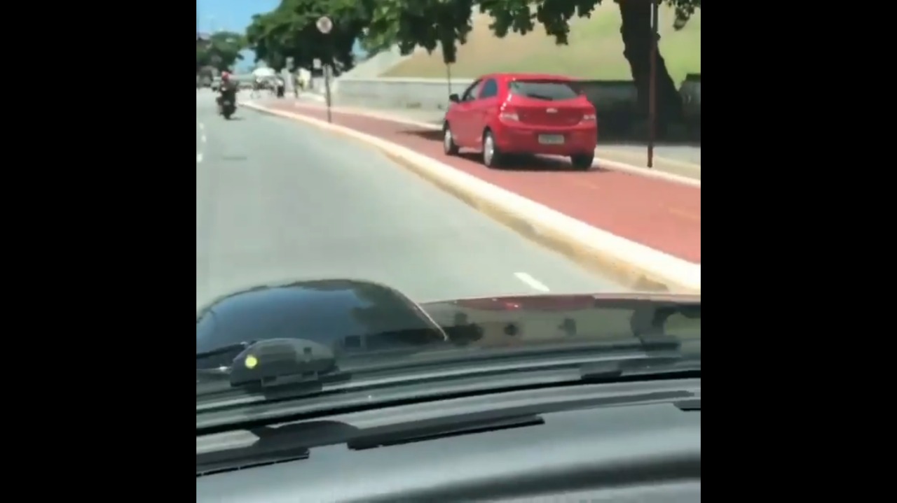 Veículo segue no sentido da praia de Tambaú para Manaíra pela ciclovia