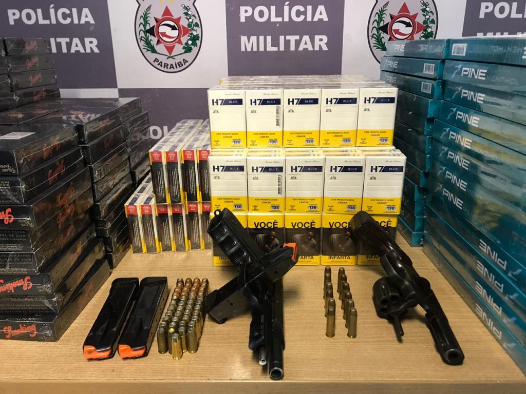 Homem foi preso com armas e mulher era responsável por cigarros, segundo PM (Foto: Ascom/Polícia Militar)