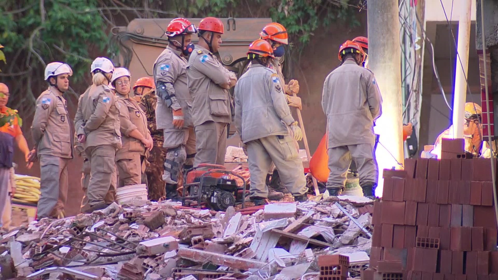 Bombeiros encontram o 12º corpo nos escombros de dois prédios que desabaram na comunidade da Muzema, na Zona Oeste do Rio — Foto: Reprodução/ TV Globo