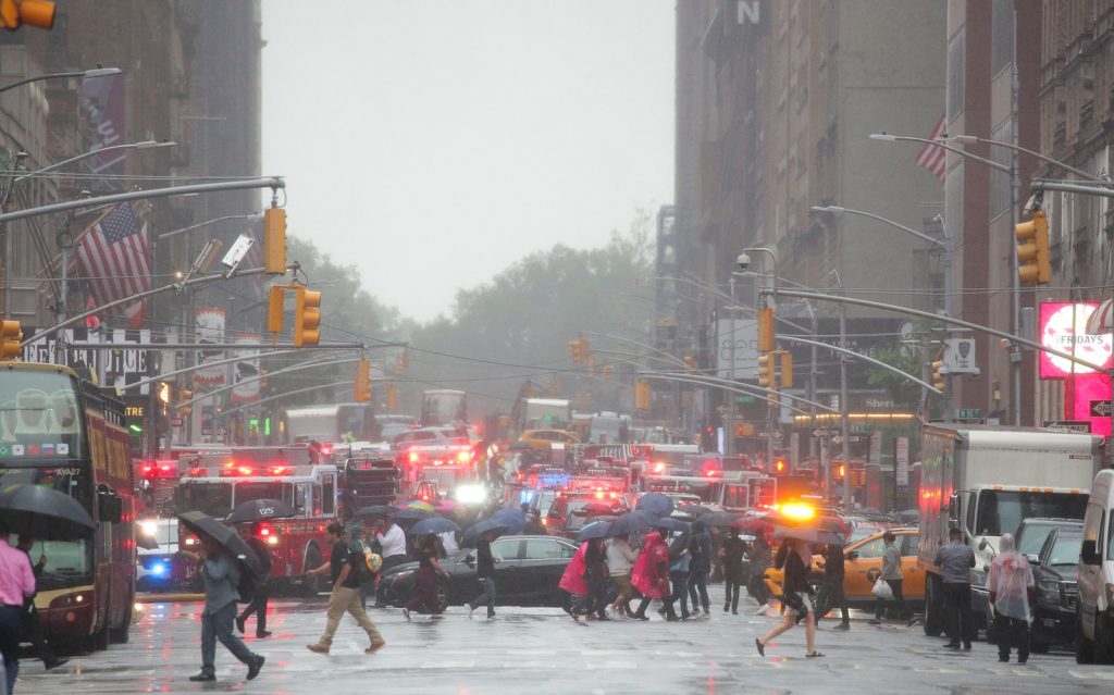 Bombeiros de Nova York atendem a chamado de acidente de helicóptero em um prédio na ilha de Manhattan (Foto: Brendan McDermid/Reuters)