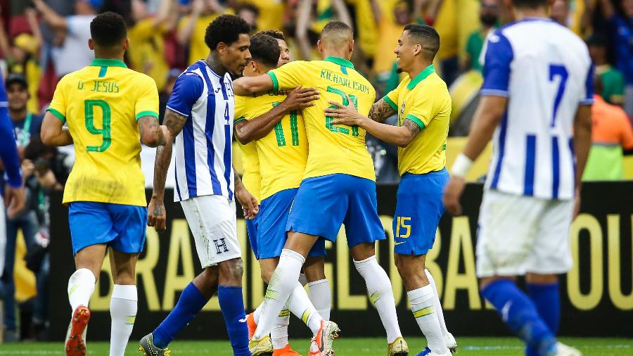 Jogadores da seleção brasileira comemoram um dos gols sobre Honduras no Beira-Rio (Imagem: Pedro H. Tesch/AGIF)