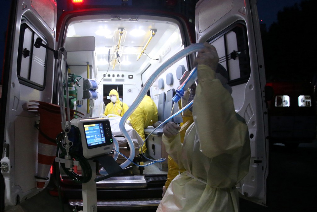 Médico do SAMU segura respirador em Santo André, na Grande São Paulo, em meio à pandemia de coronavírus — Foto: REUTERS/Rahel Patrasso