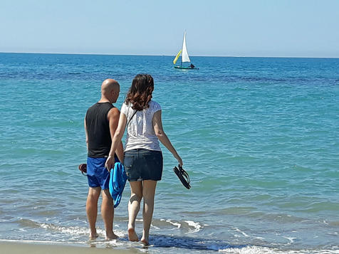 Italianos visitam praia no litoral romano - Foto: ANSA