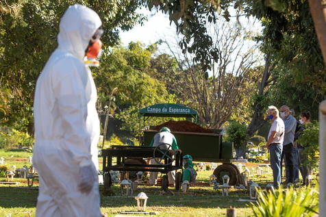 Funeral de vítimas da Covid-19 em Brasília - Foto: EPA