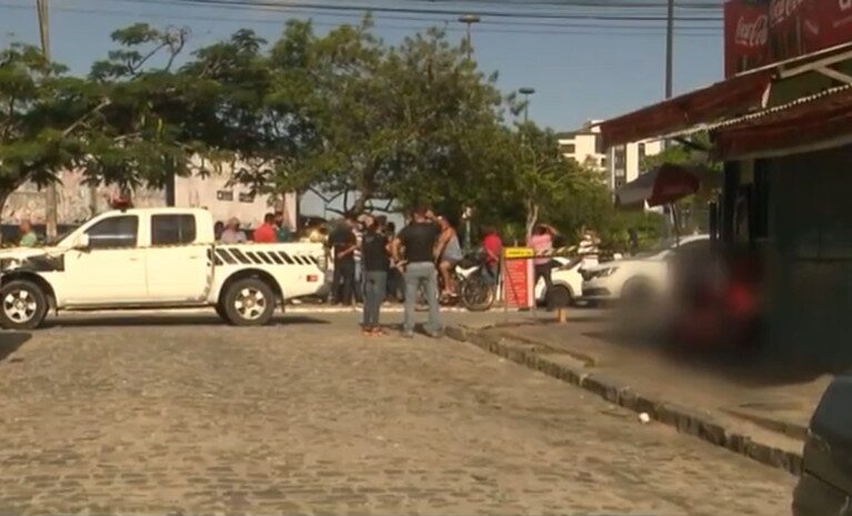 Motorista de transporte alternativo é morto a tiros enquanto esperava passageiro, em Campina Grande — Foto: TV Paraíba/Reprodução