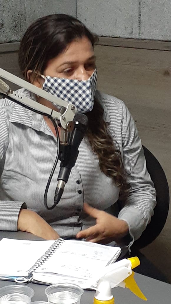 Cida de Jr em entrevista na Rádio. Foto: Assessoria