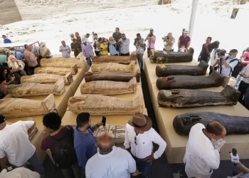 Arqueólogos e jornalistas observam sarcófagos encontrados em Saqqara, no Egito, em 30 de maio de 2022. — Foto: Associated Press